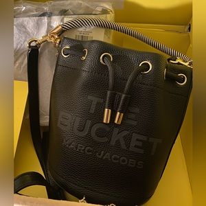 I’m selling a authentic Blk leather Marc Jacob bucket bag.